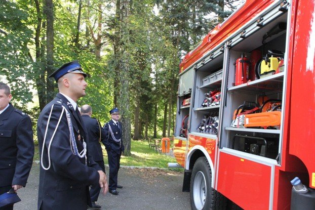 nowy-woz-strazacki-dla-osp-w-janowicach-wielkich-foto-54058