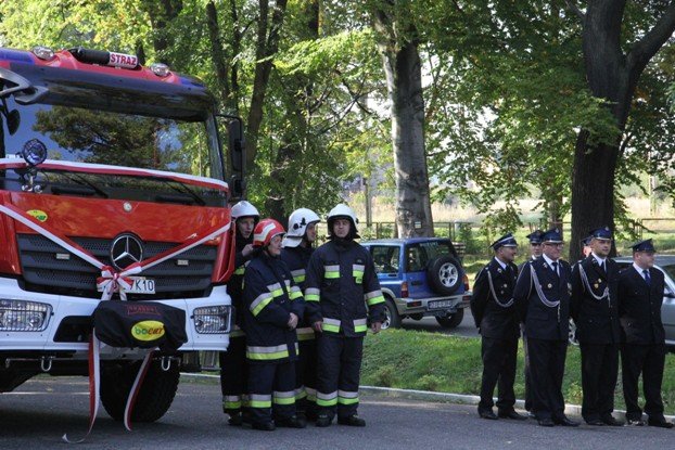 nowy-woz-strazacki-dla-osp-w-janowicach-wielkich-foto-54058