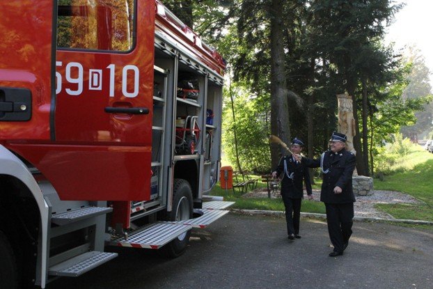 nowy-woz-strazacki-dla-osp-w-janowicach-wielkich-foto-54058