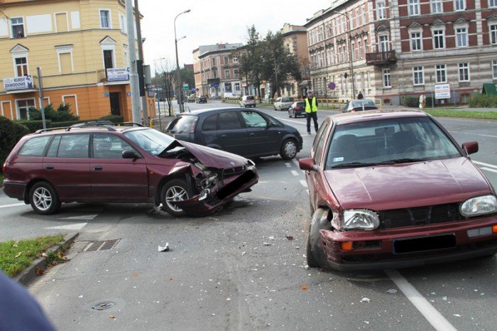 volkswagen-uderzy-w-toyote-dwie-osoby-w-szpitalu-foto-54112