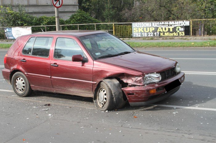 volkswagen-uderzy-w-toyote-dwie-osoby-w-szpitalu-foto-54112