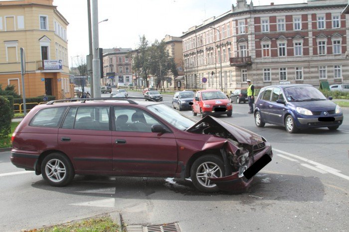 volkswagen-uderzy-w-toyote-dwie-osoby-w-szpitalu-foto-54112
