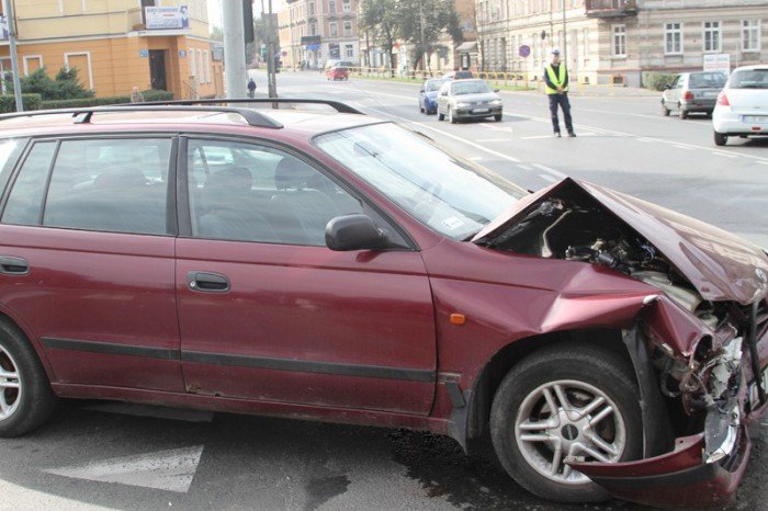 volkswagen-uderzy-w-toyote-dwie-osoby-w-szpitalu-foto-54112