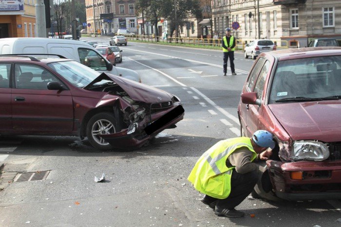 volkswagen-uderzy-w-toyote-dwie-osoby-w-szpitalu-foto-54112