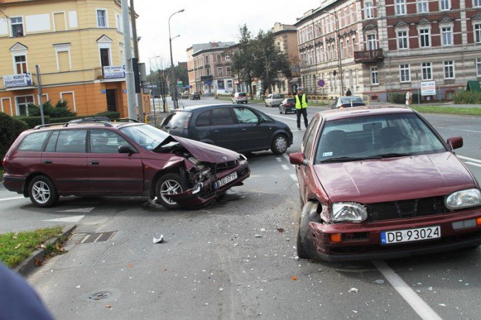volkswagen-uderzy-w-toyote-dwie-osoby-w-szpitalu-foto-54112
