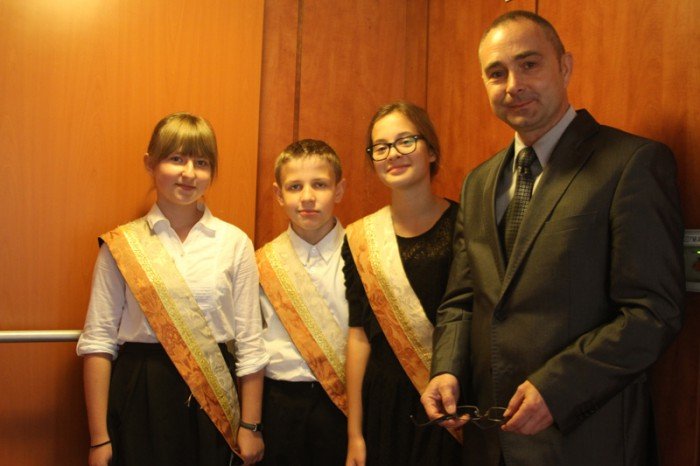deszcz-nagrod-i-wyroznien-w-dniu-edukacji-foto-54227