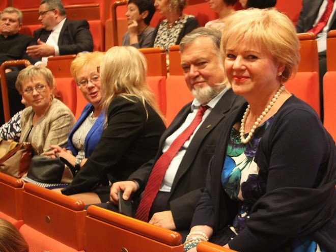 deszcz-nagrod-i-wyroznien-w-dniu-edukacji-foto-54227