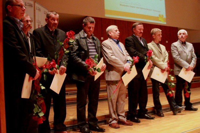 deszcz-nagrod-i-wyroznien-w-dniu-edukacji-foto-54227