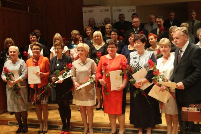 deszcz-nagrod-i-wyroznien-w-dniu-edukacji-foto-54227