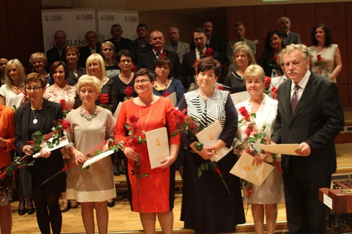 deszcz-nagrod-i-wyroznien-w-dniu-edukacji-foto-54227