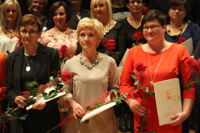 deszcz-nagrod-i-wyroznien-w-dniu-edukacji-foto-54227