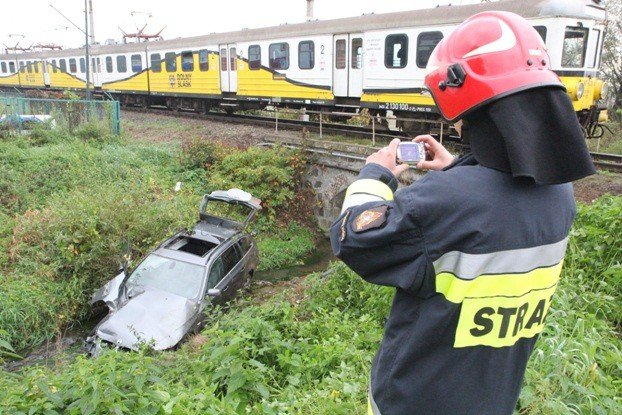 zderzenie-pociagu-z-bmw-w-cieplicach-foto-video-54235