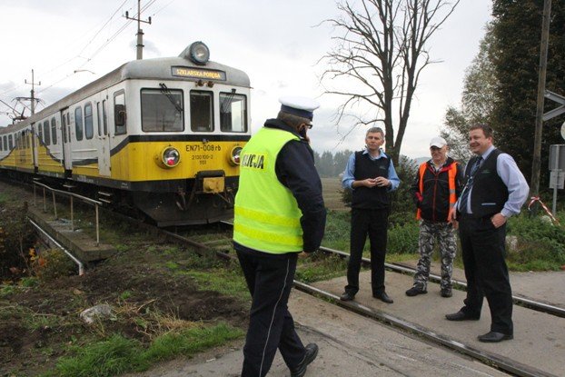 zderzenie-pociagu-z-bmw-w-cieplicach-foto-video-54235