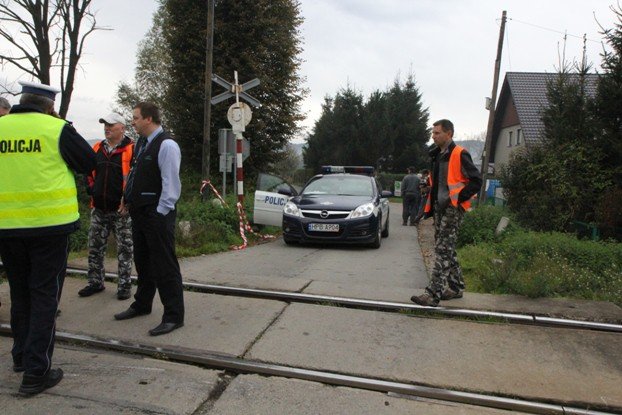 zderzenie-pociagu-z-bmw-w-cieplicach-foto-video-54235