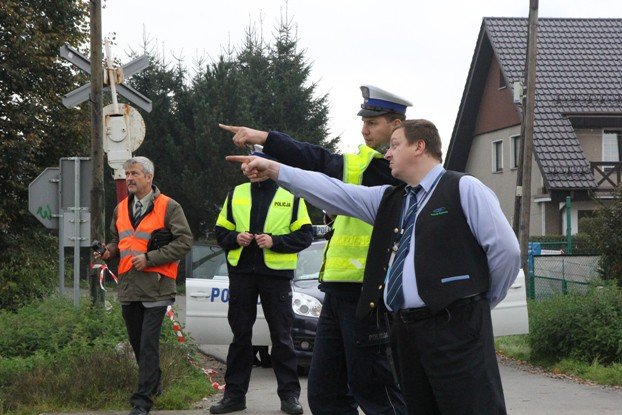 zderzenie-pociagu-z-bmw-w-cieplicach-foto-video-54235
