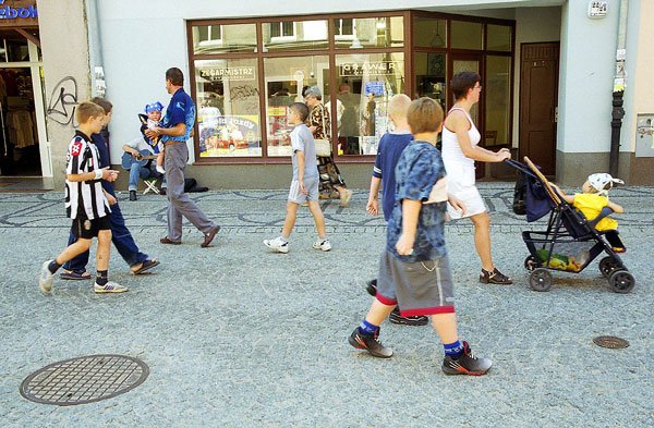 Za dnia na ul. 1 Maja jest spokojnie. Wieczorem lepiej tamtędy nie chodzić.