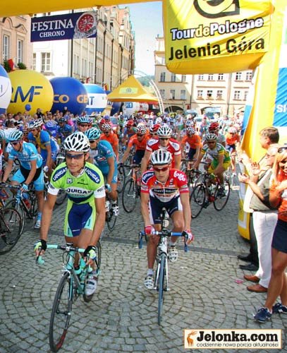 Kolarze Tour de Pologne podczas honorowego startu z placu Ratuszowego.