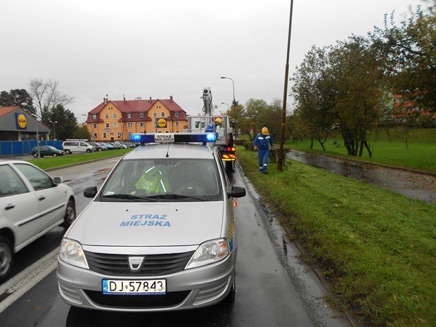 kierowca-tira-uszkodzi-latarnie-foto-54267