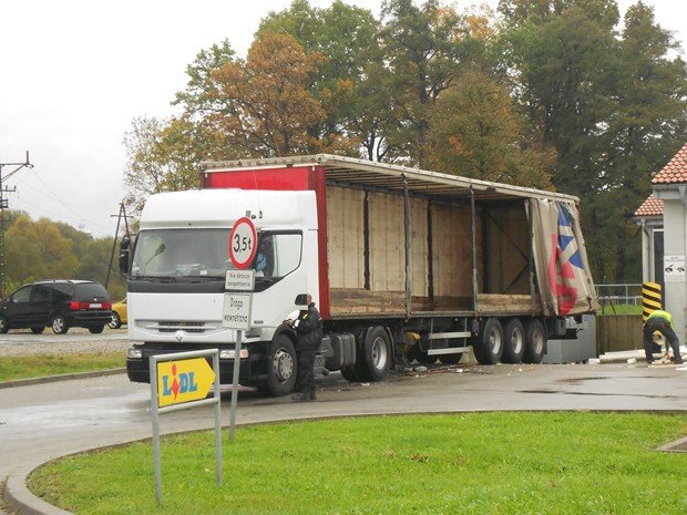 kierowca-tira-uszkodzi-latarnie-foto-54267