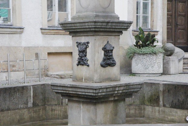 skad-wzia-sie-neptun-na-jeleniogorskim-rynku-foto-54303