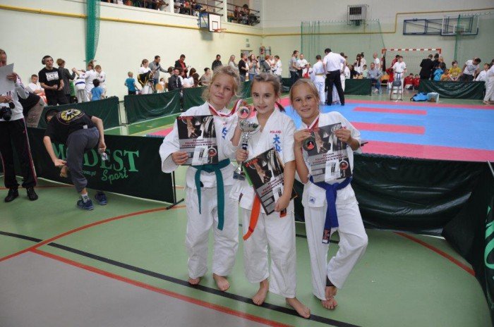 sukces-zawodnikow-jeleniogorskiego-klubu-oyama-karate-foto-54319