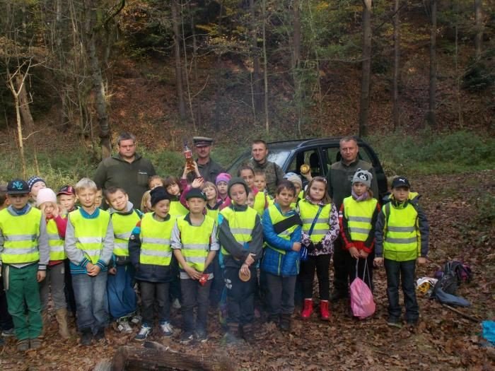 zebrali-karme-dla-zwierzat-na-zime-i-posprzatali-las-foto-54543