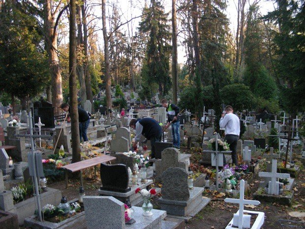 modziez-z-bursy-zadbaa-o-zapomniane-mogiy-foto-54548