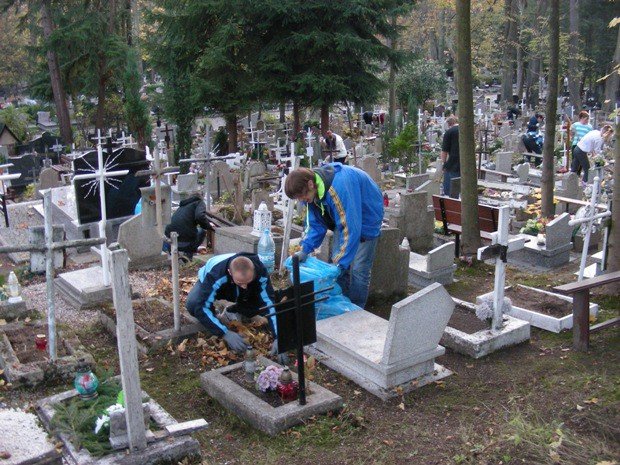 modziez-z-bursy-zadbaa-o-zapomniane-mogiy-foto-54548
