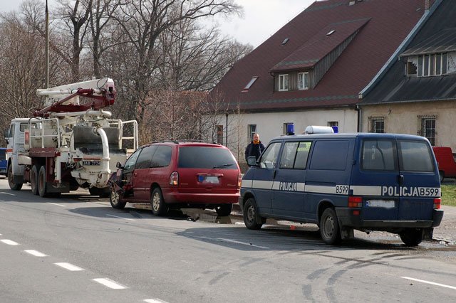 Uszkodzone drzwiczki nadają się tylko do wymiany.