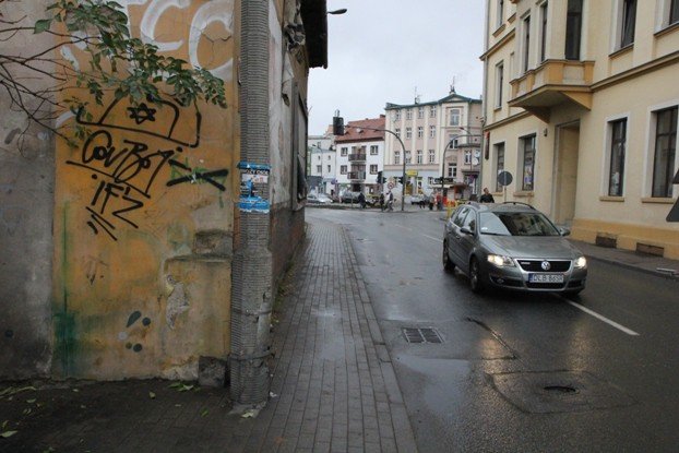 niebezpieczna-tablica-na-reklamy-przy-korczaka-foto-54667