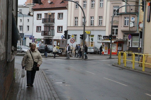 niebezpieczna-tablica-na-reklamy-przy-korczaka-foto-54667