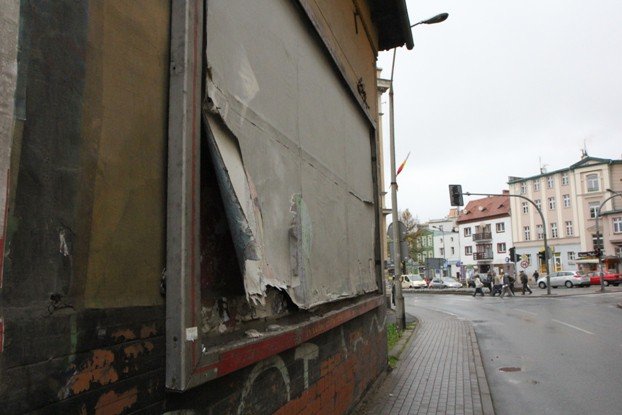 niebezpieczna-tablica-na-reklamy-przy-korczaka-foto-54667