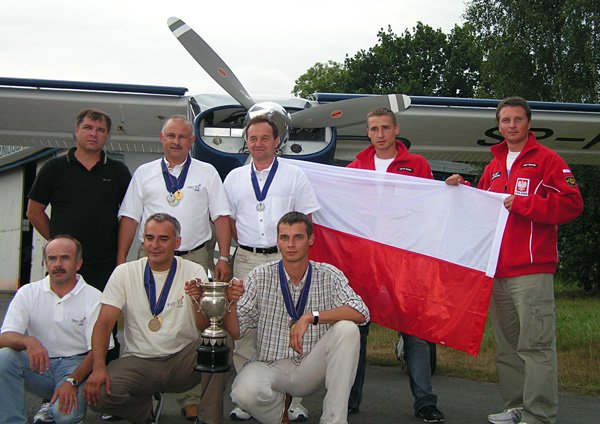 Na zdjęciu stoją: Marek Kachaniak, Janusz Darocha, Zbigniew Chrząszcz, Michal Bartler, Michał Osowski. U dołu: sędzia, Krzysztof Skętowicz, Michał Wieczorek.
