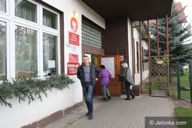 jeleniogorzanie-ida-dzisiaj-do-urn-wyborczych-foto-54800