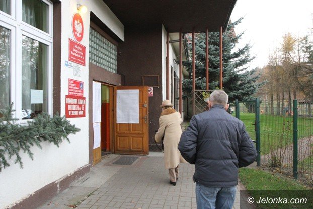 jeleniogorzanie-ida-dzisiaj-do-urn-wyborczych-foto-54800