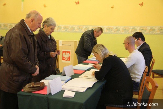 jeleniogorzanie-ida-dzisiaj-do-urn-wyborczych-foto-54800