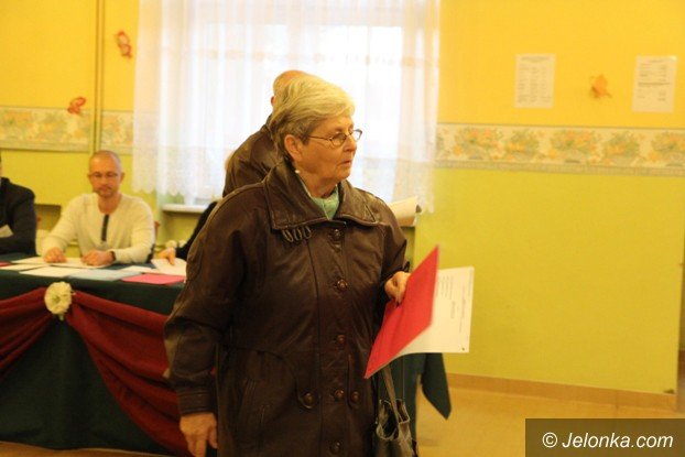 jeleniogorzanie-ida-dzisiaj-do-urn-wyborczych-foto-54800