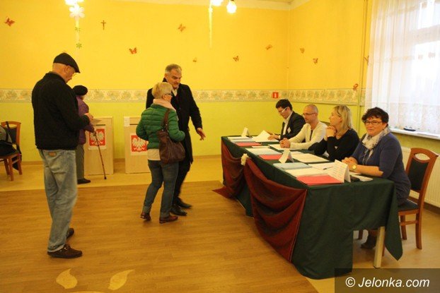 jeleniogorzanie-ida-dzisiaj-do-urn-wyborczych-foto-54800