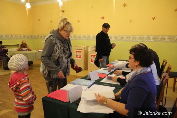 jeleniogorzanie-ida-dzisiaj-do-urn-wyborczych-foto-54800