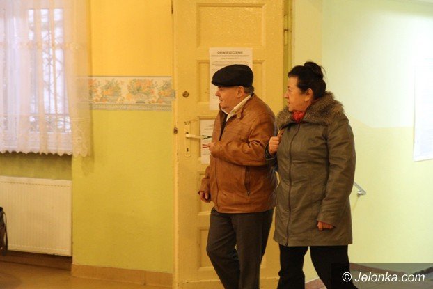 jeleniogorzanie-ida-dzisiaj-do-urn-wyborczych-foto-54800