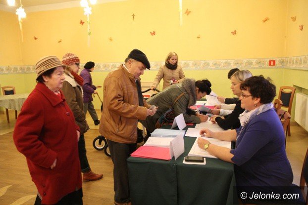 jeleniogorzanie-ida-dzisiaj-do-urn-wyborczych-foto-54800