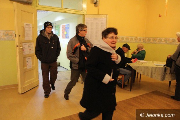 jeleniogorzanie-ida-dzisiaj-do-urn-wyborczych-foto-54800
