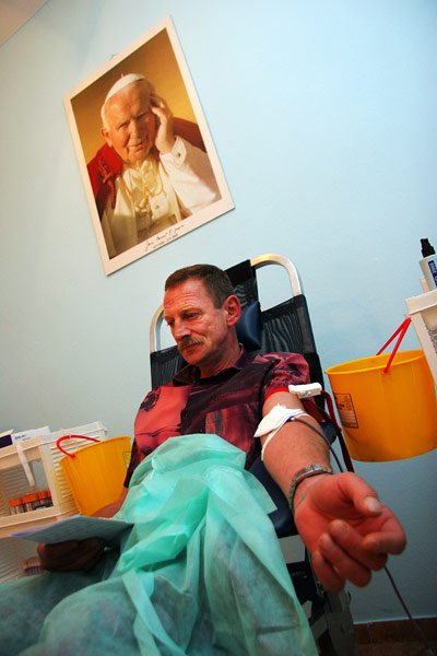 Akcję przeprowadzono przed przypadającym w poniedziałek Dniem Papieskim, 28. rocznicę wyboru kard. Karola Wojtyły na Stolicę Piotrową.