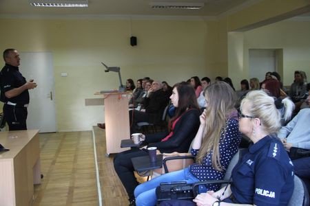 policjanci-rozmawiali-ze-studentami-o-zagrozeniach-foto-55014