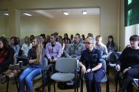 policjanci-rozmawiali-ze-studentami-o-zagrozeniach-foto-55014