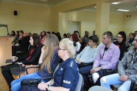 policjanci-rozmawiali-ze-studentami-o-zagrozeniach-foto-55014