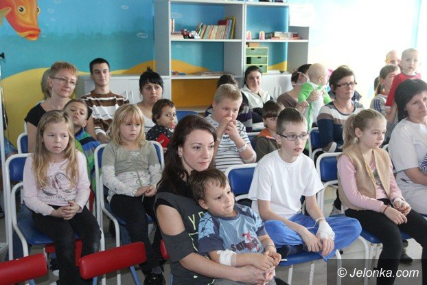 swiety-mikoaj-odwiedzi-dzieci-w-jeleniogorskim-szpitalu-foto-55134