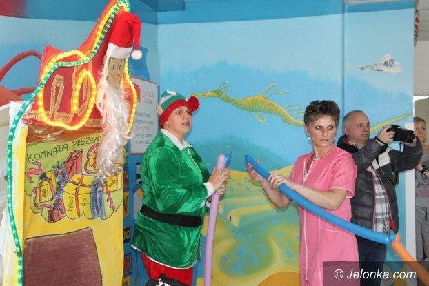 swiety-mikoaj-odwiedzi-dzieci-w-jeleniogorskim-szpitalu-foto-55134