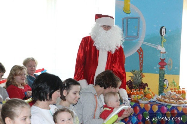 swiety-mikoaj-odwiedzi-dzieci-w-jeleniogorskim-szpitalu-foto-55134