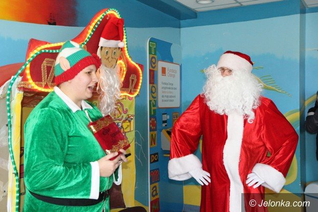 swiety-mikoaj-odwiedzi-dzieci-w-jeleniogorskim-szpitalu-foto-55134